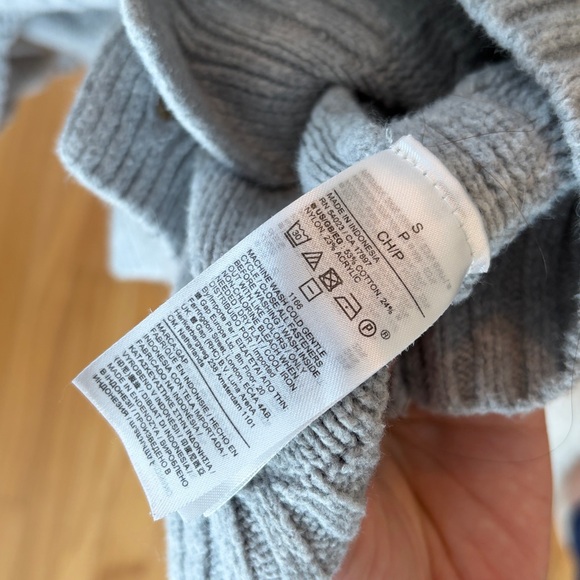 GAP Women's Light Gray Cable Knit Cardigan - Picture 3 of 3